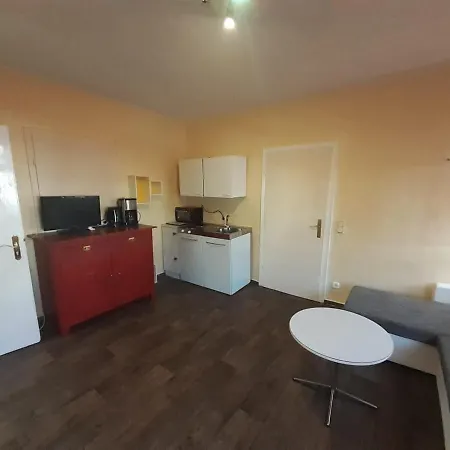 2-raum Mit Kochzeile Und Bad In Schonem Landhaus *